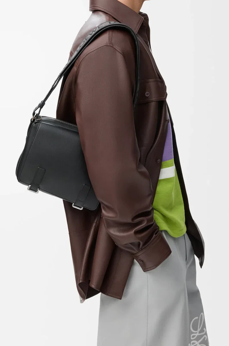 sac messager militaire xs en cuir de veau grainé souple noir