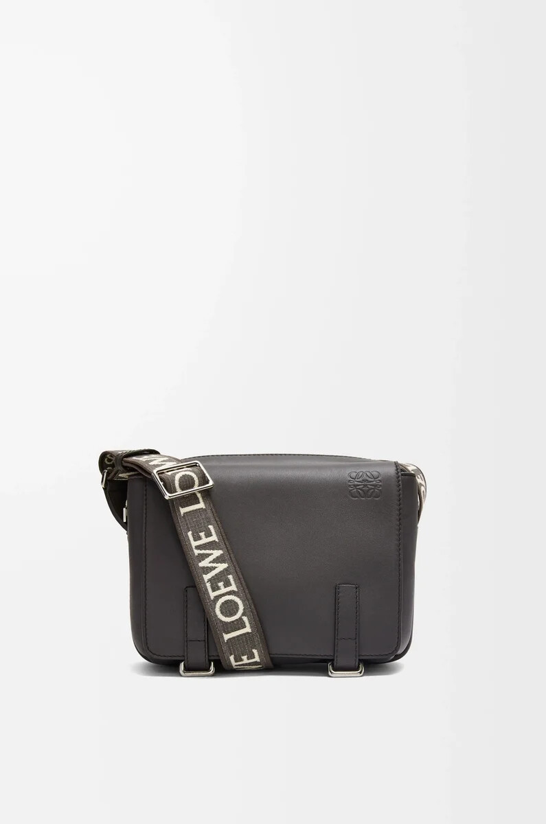 sac messager militaire xs en cuir de veau souple et lisse et jacquard gris foncé