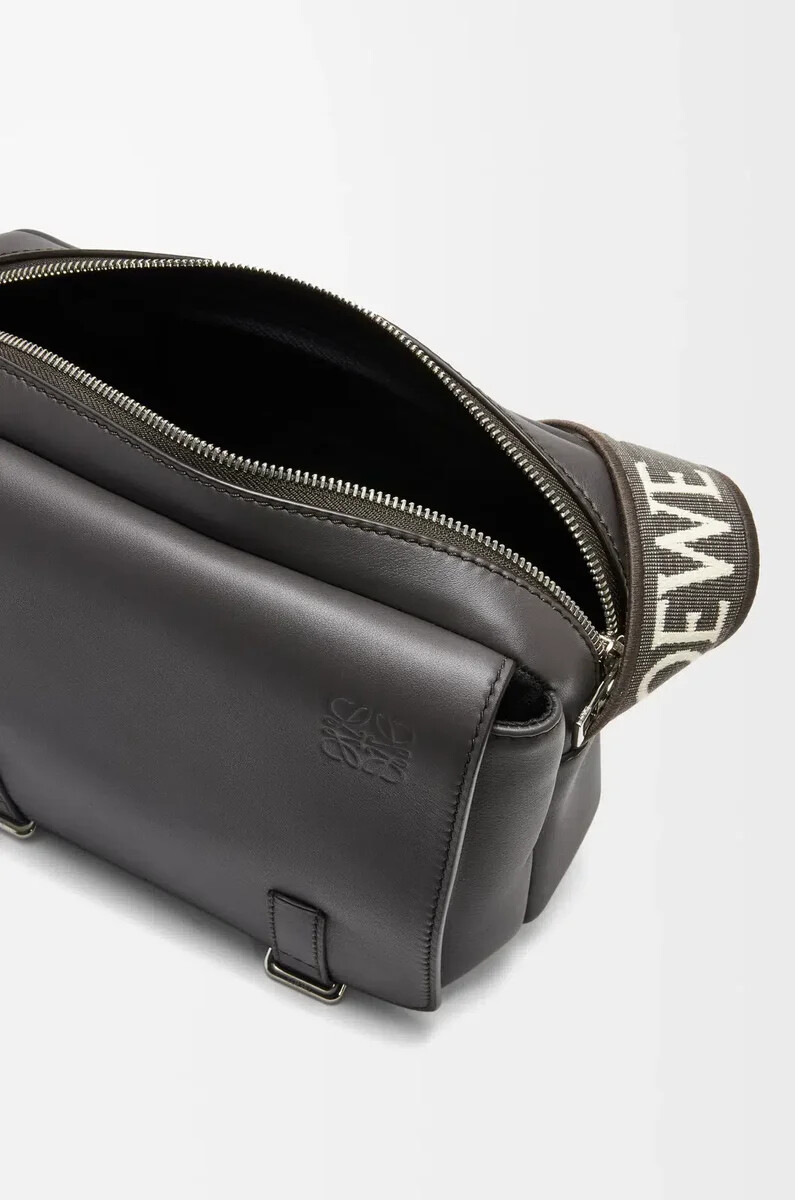 sac messager militaire xs en cuir de veau souple et lisse et jacquard gris foncé
