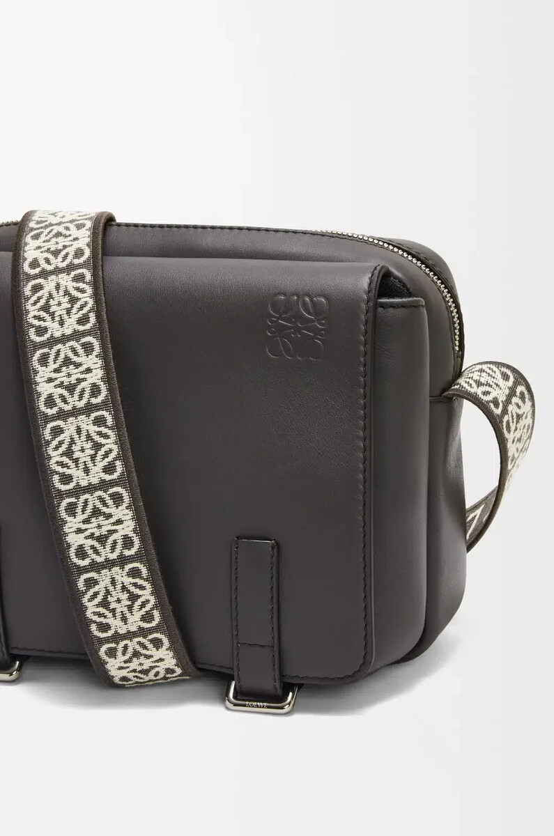 sac messager militaire xs en cuir de veau souple et lisse et jacquard gris foncé