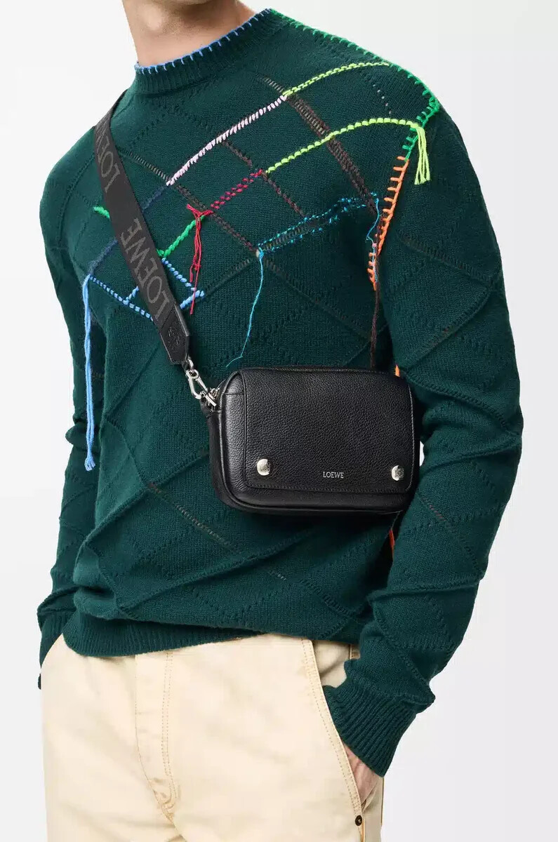 petit sac messager pebble en cuir de veau souple grainé noir