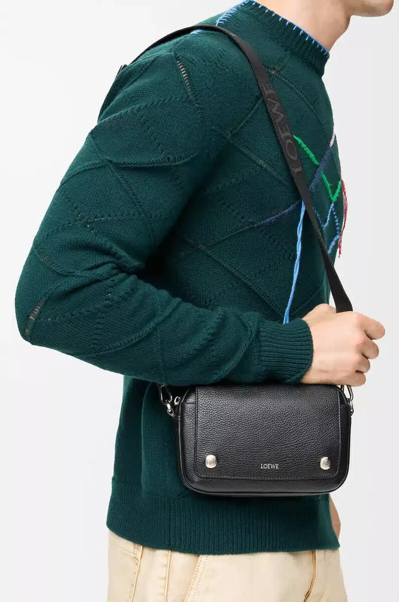 petit sac messager pebble en cuir de veau souple grainé noir