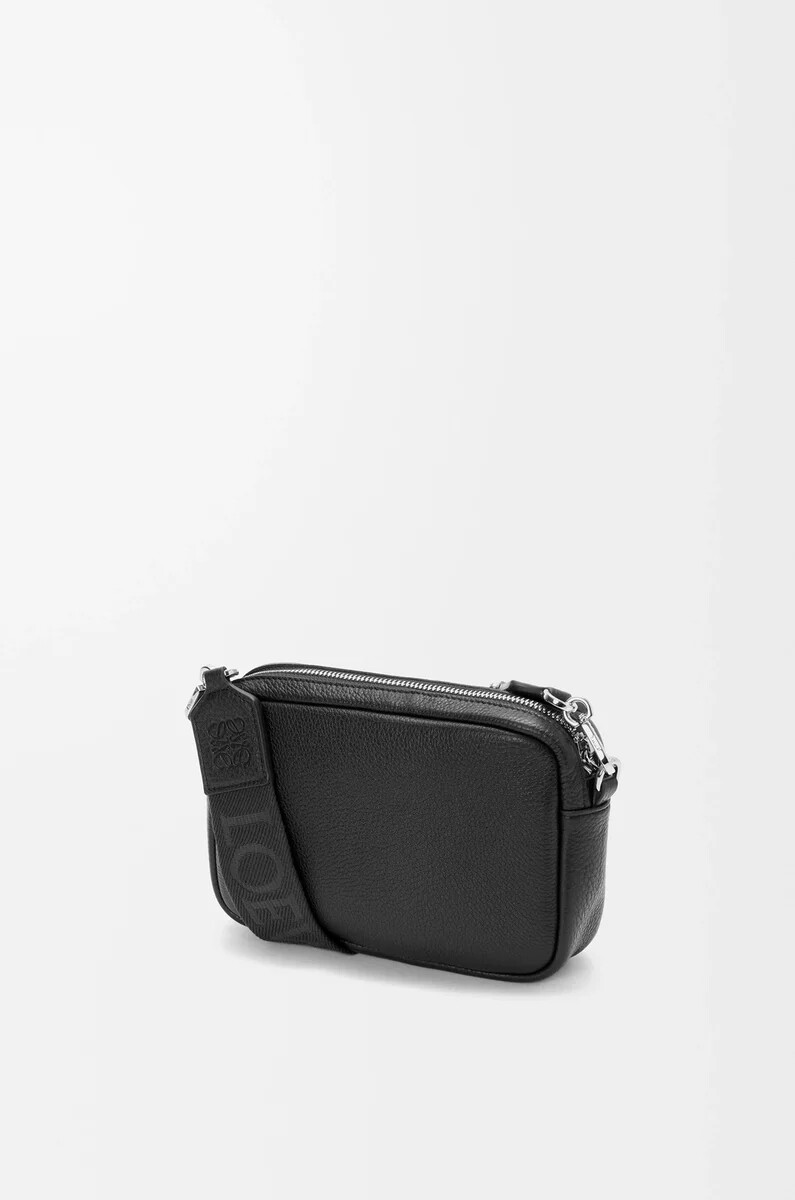 petit sac messager pebble en cuir de veau souple grainé noir
