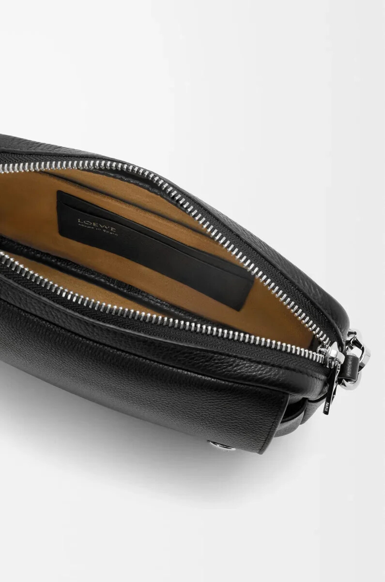 petit sac messager pebble en cuir de veau souple grainé noir