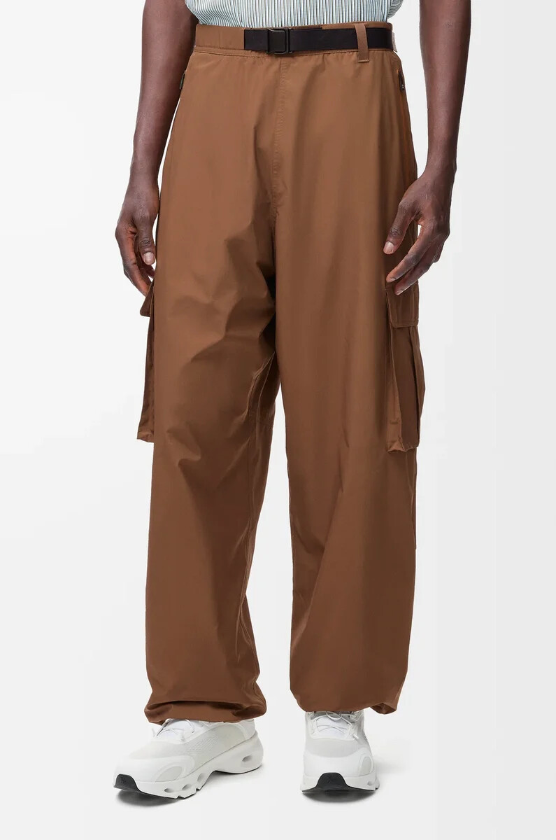 pantalon cargo en toile technique couleur caramel