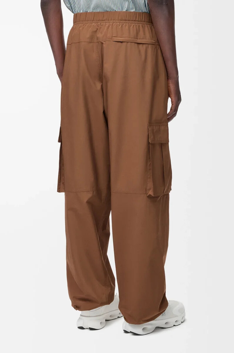 pantalon cargo en toile technique couleur caramel