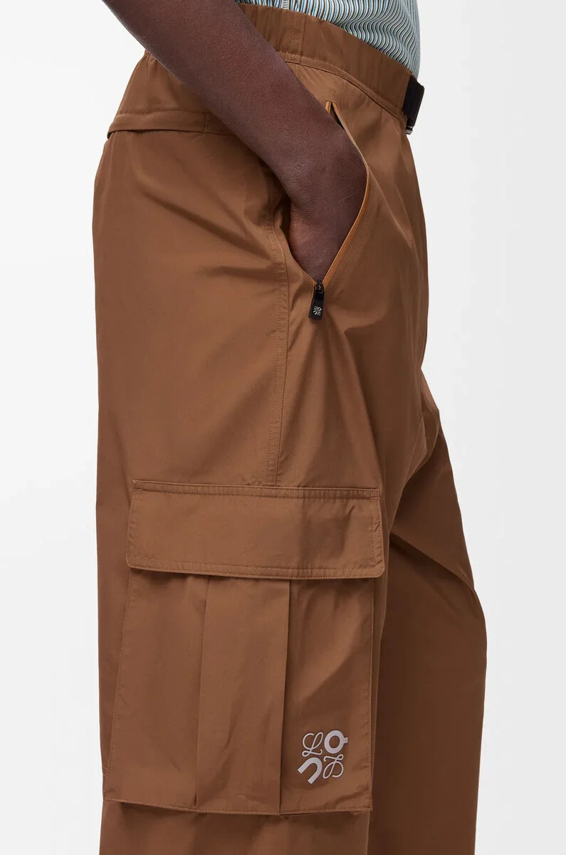 pantalon cargo en toile technique couleur caramel