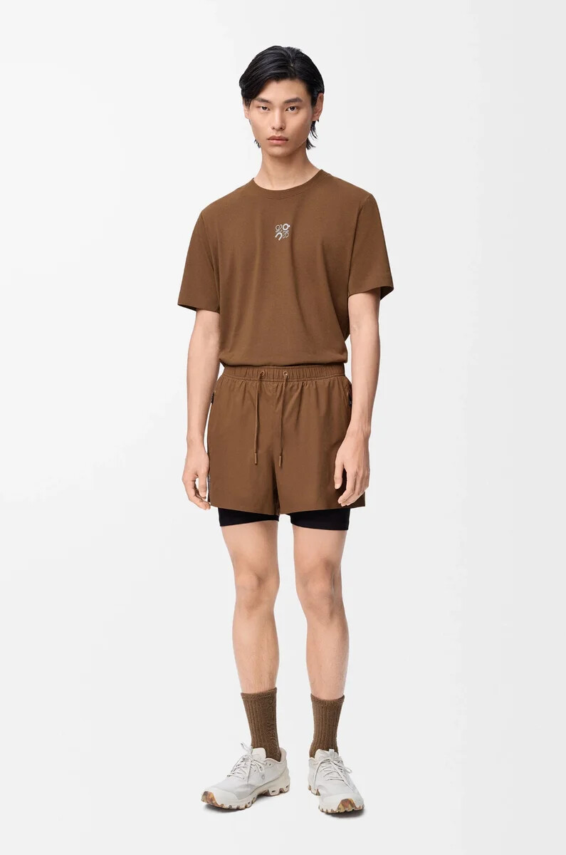 short de performance en tissu technique couleur caramel