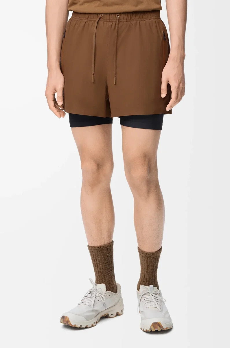 short de performance en tissu technique couleur caramel