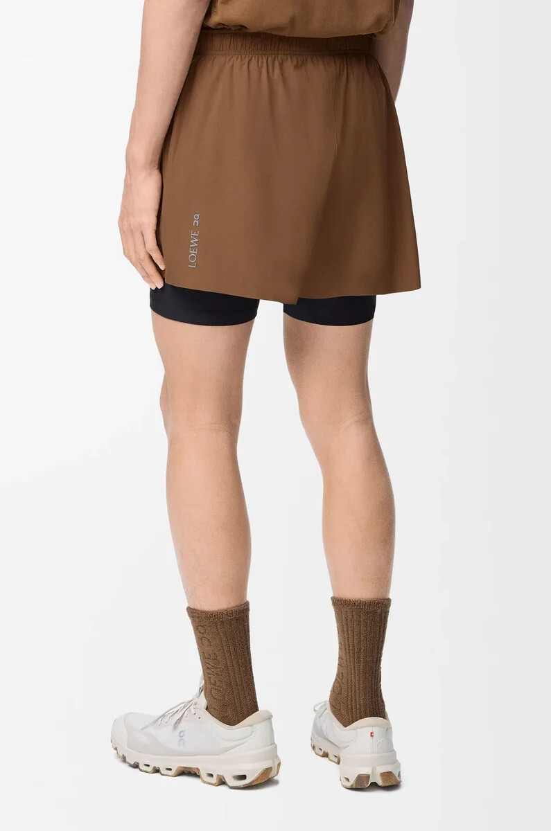short de performance en tissu technique couleur caramel