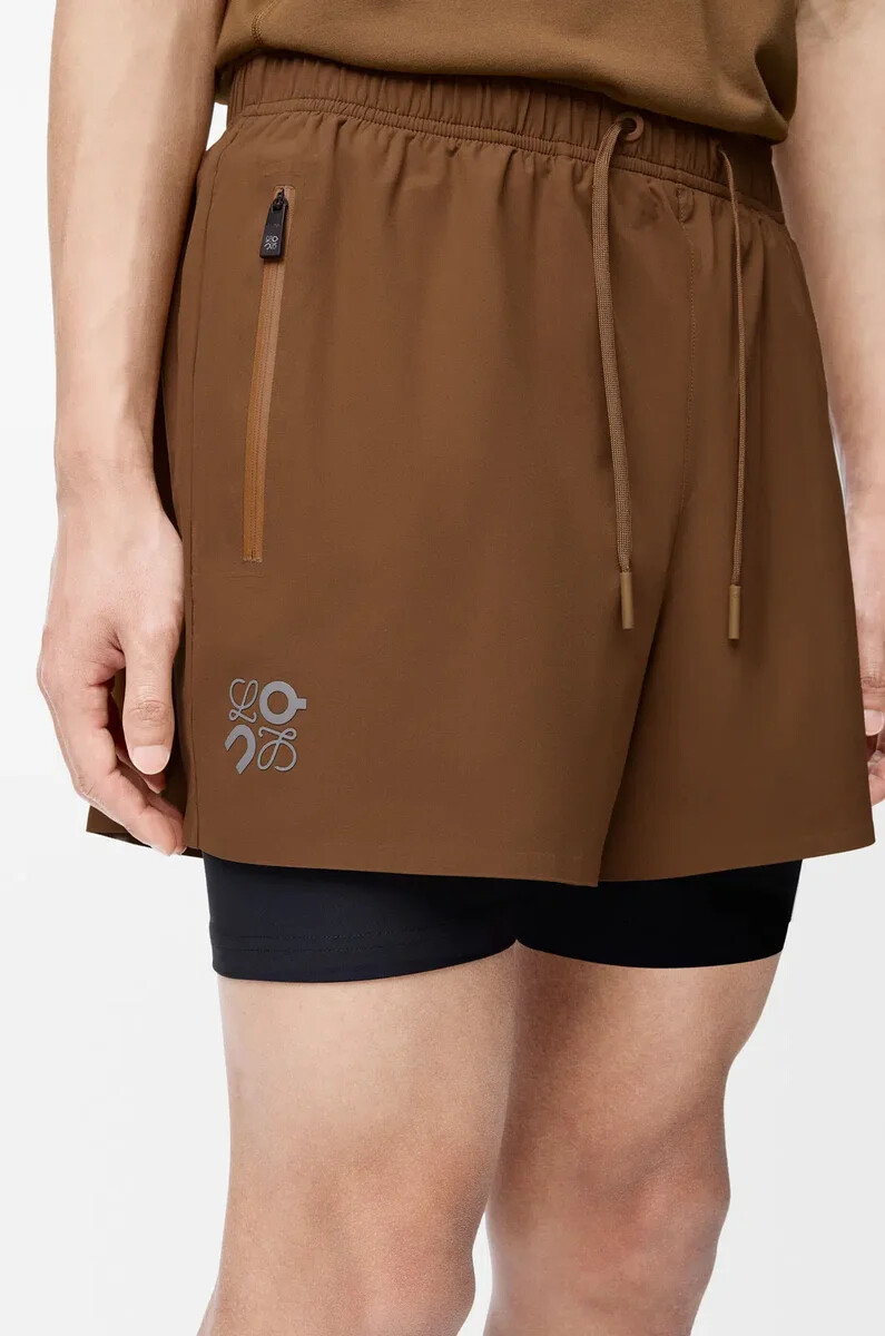 short de performance en tissu technique couleur caramel